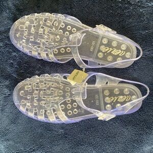 RUNS SMALL Clear Aerie jelly women’s sandal sz 10, but closer to 9! Never worn